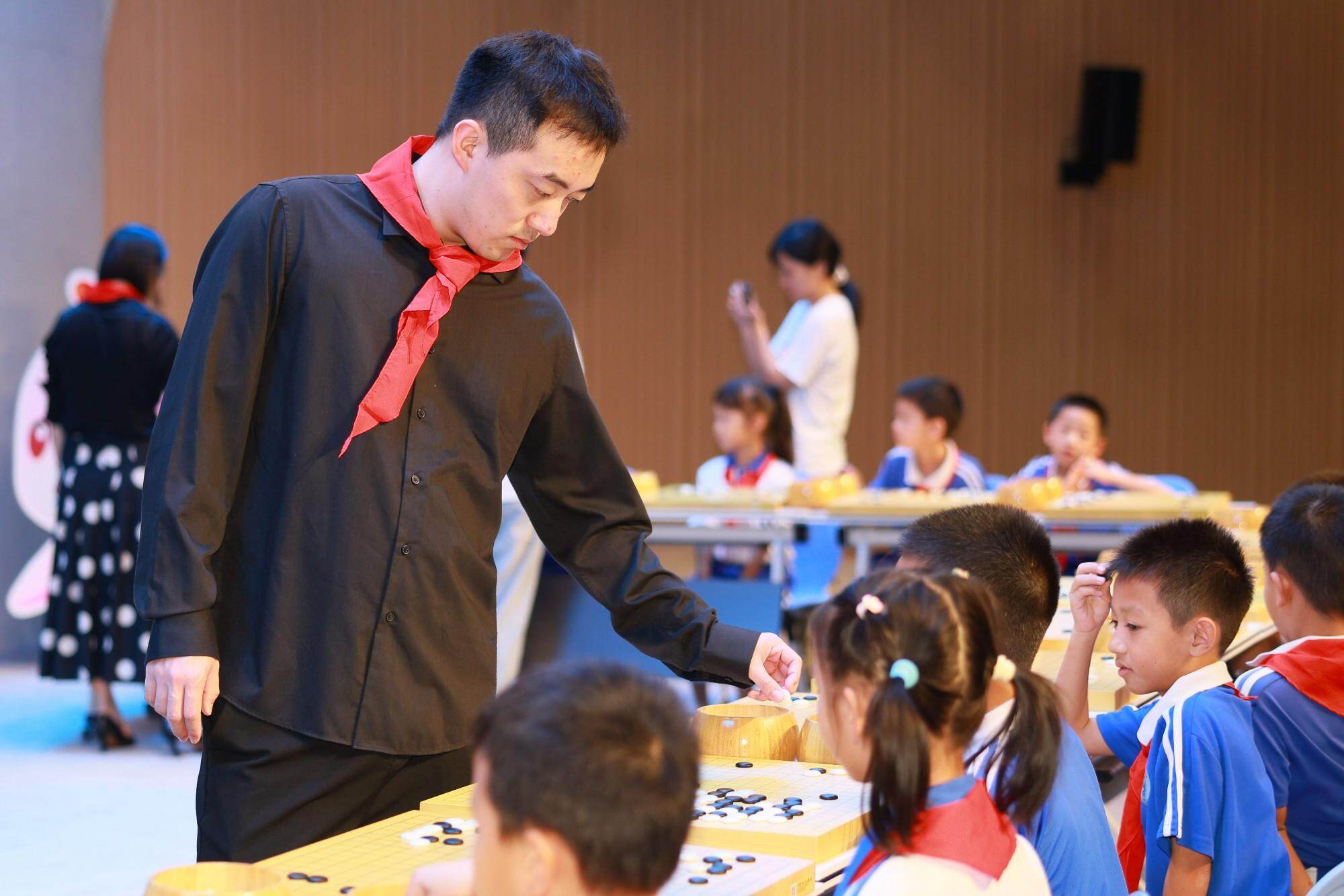 此次活动, 时而轻敲桌 此次活动, 时而轻敲桌